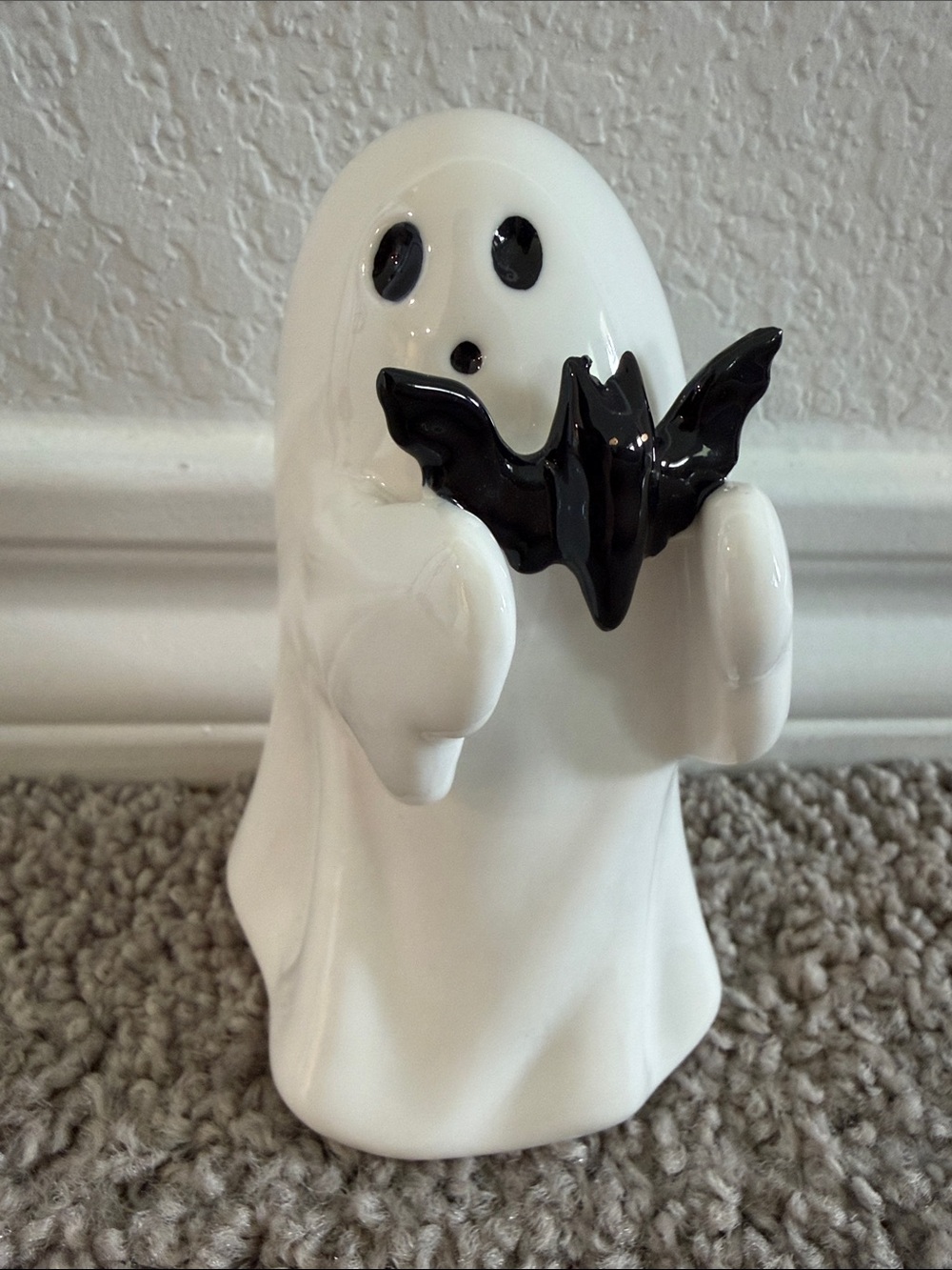 NWT Hyde & EEK! Ceramic Ghost Figurine Holding Black Bat